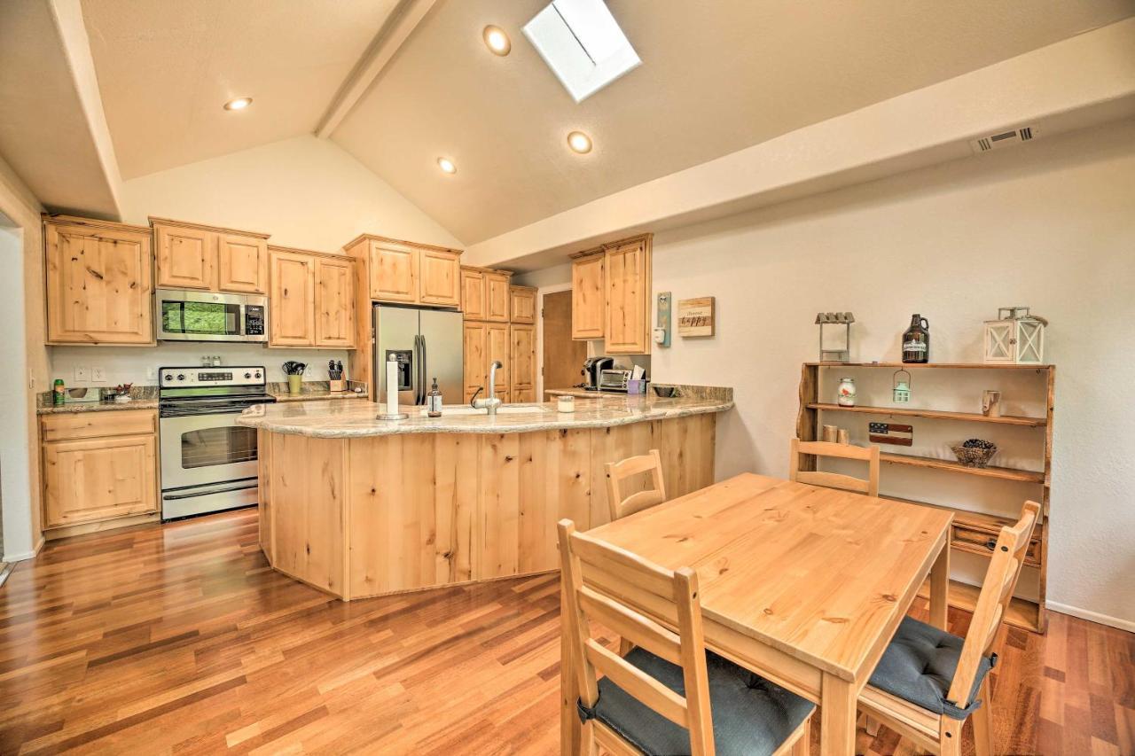 Lush Pinetop Retreat With Large Deck And Wooded Yard! Esterno foto